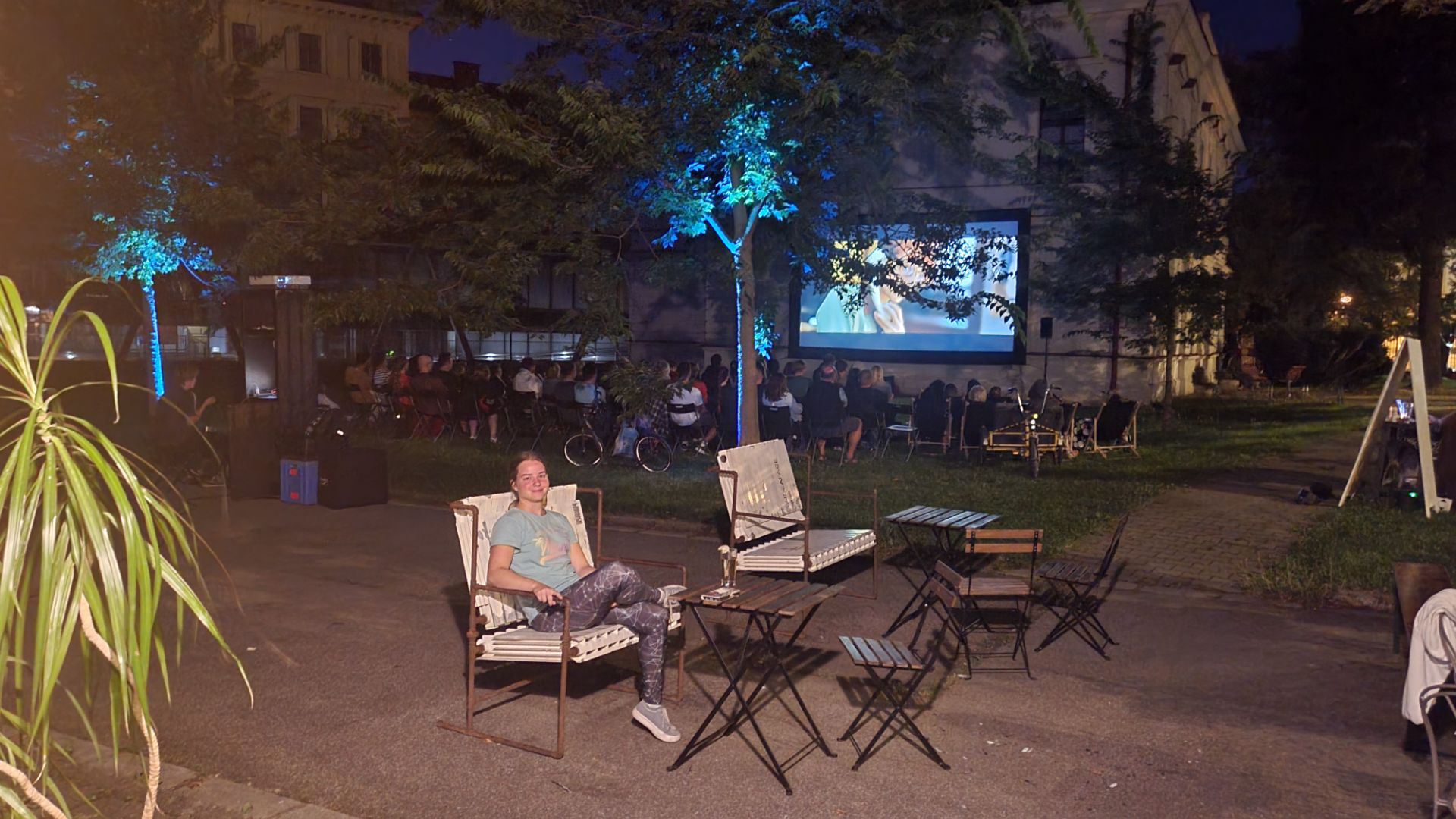 Letní kino v Bajkazylu - diváci v křeslech před plátnem na fasádě